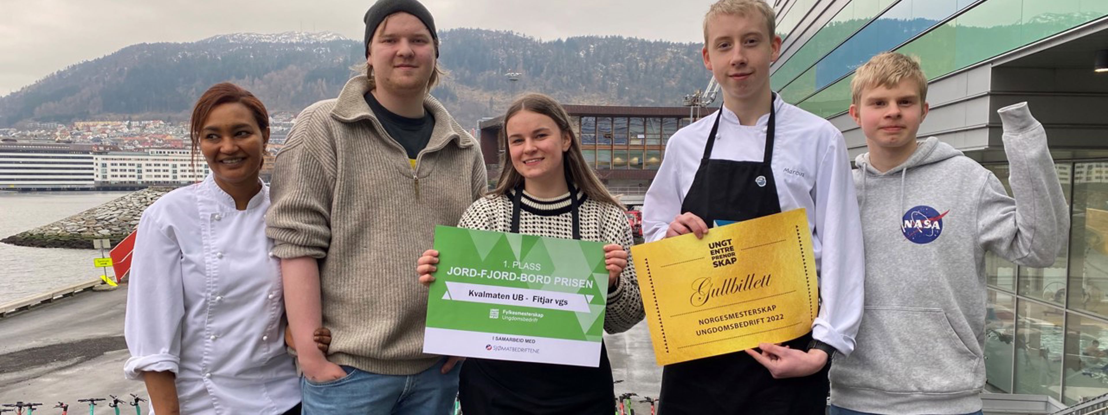 Elevane i Kvalmaten held opp plakat med 1. plass.