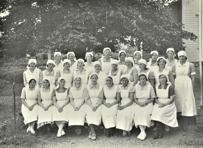 Eit klassebilete i svart kvitt av elevar frå 1933
