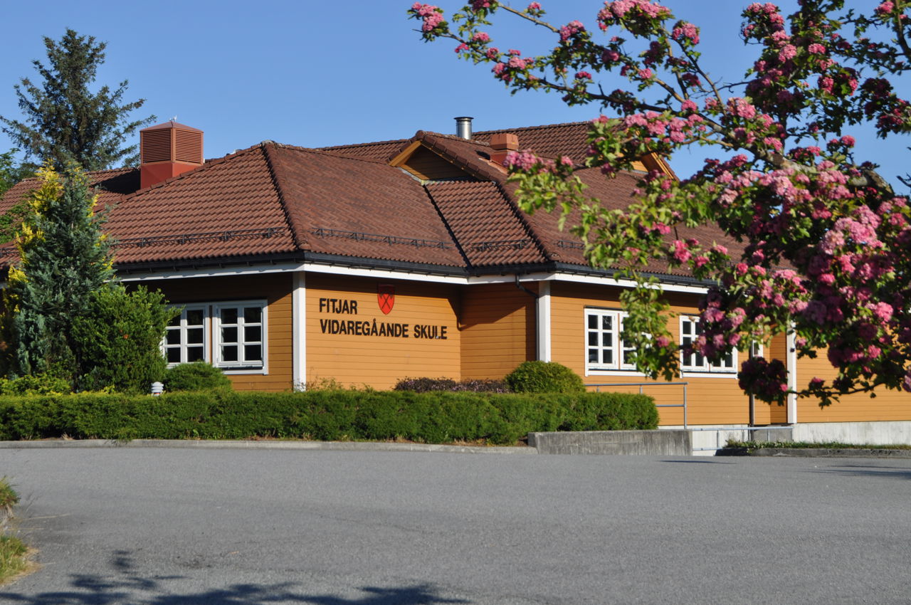 Skulen utanifrå ein sommardag