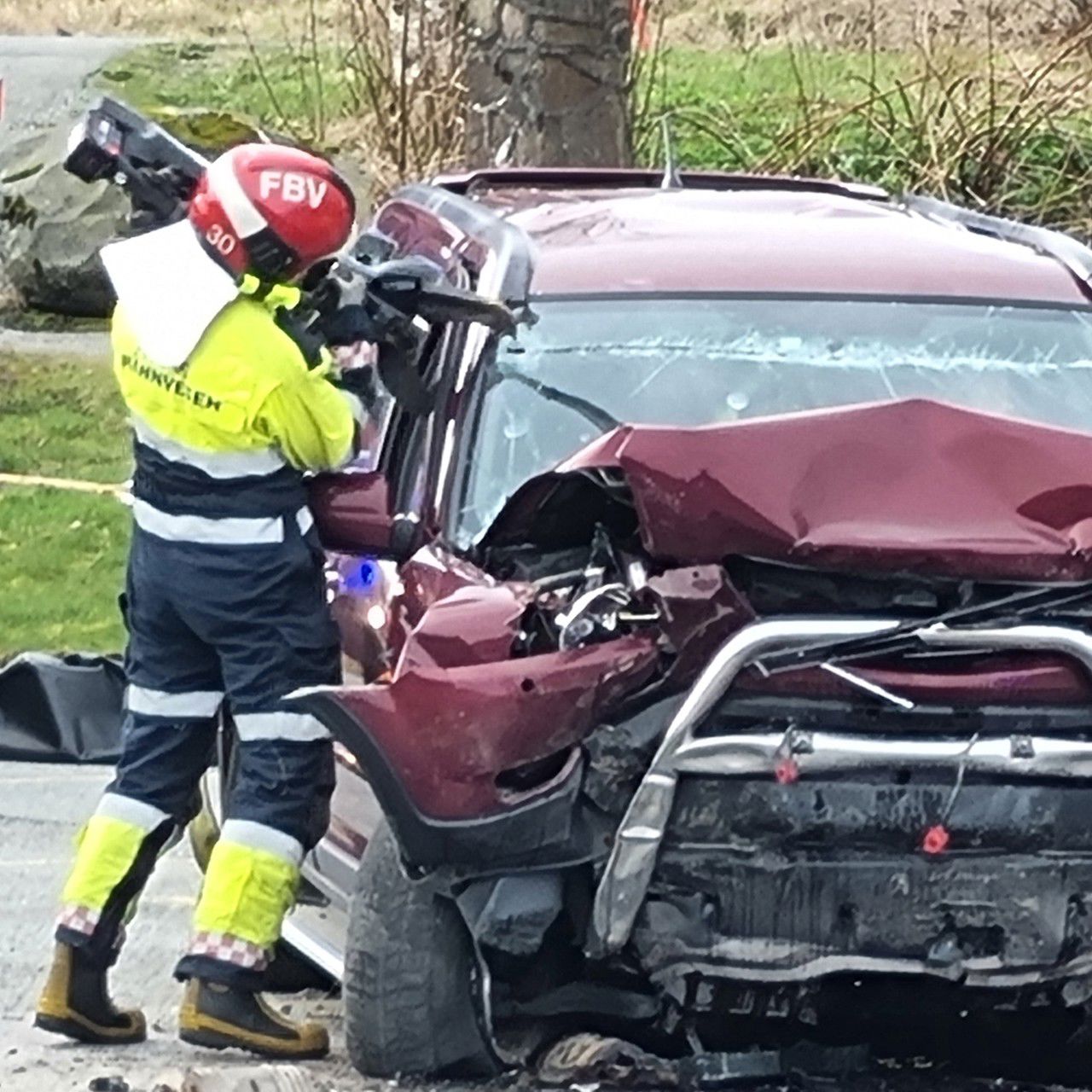 Ein mann frå Fitjar brann og redning som bruker ei stor metallsaks for å klippa open i dør i bilvraket