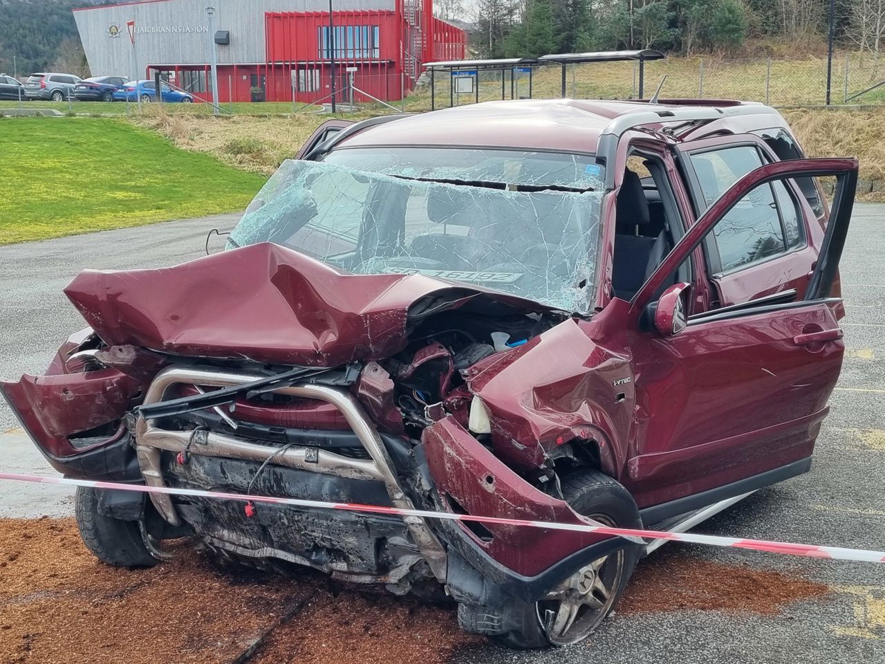 Vraket av bilen som var knust under trafikkdagen, nærbilete