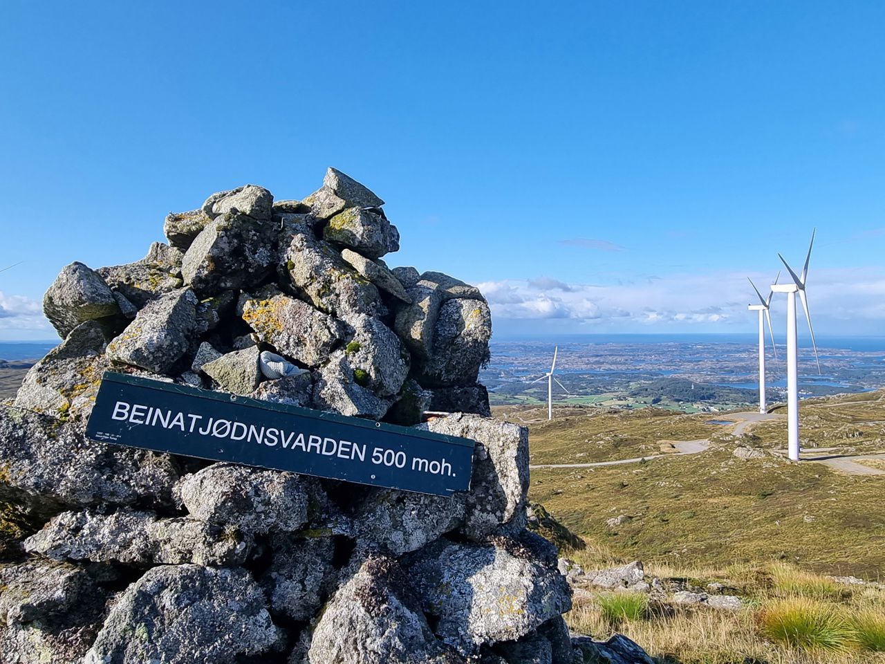 Varden på Beinstjødsvarden med eit skilt der det står 500 moh.