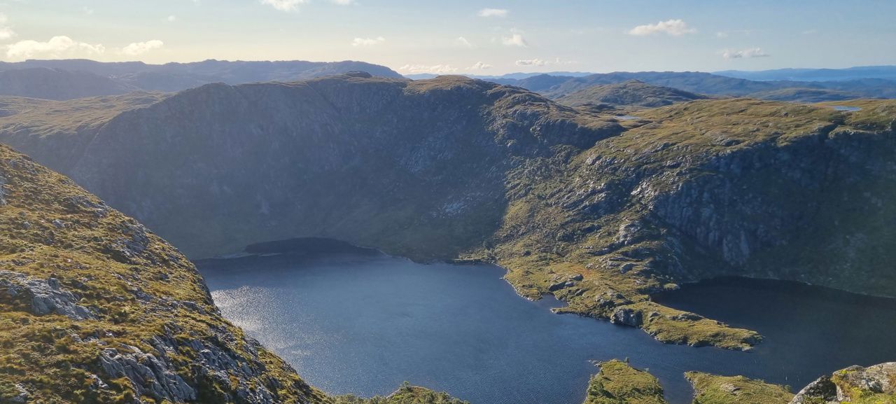 Utsikt frå fjelltoppen Kidno mot innsjøen Botnavatnet