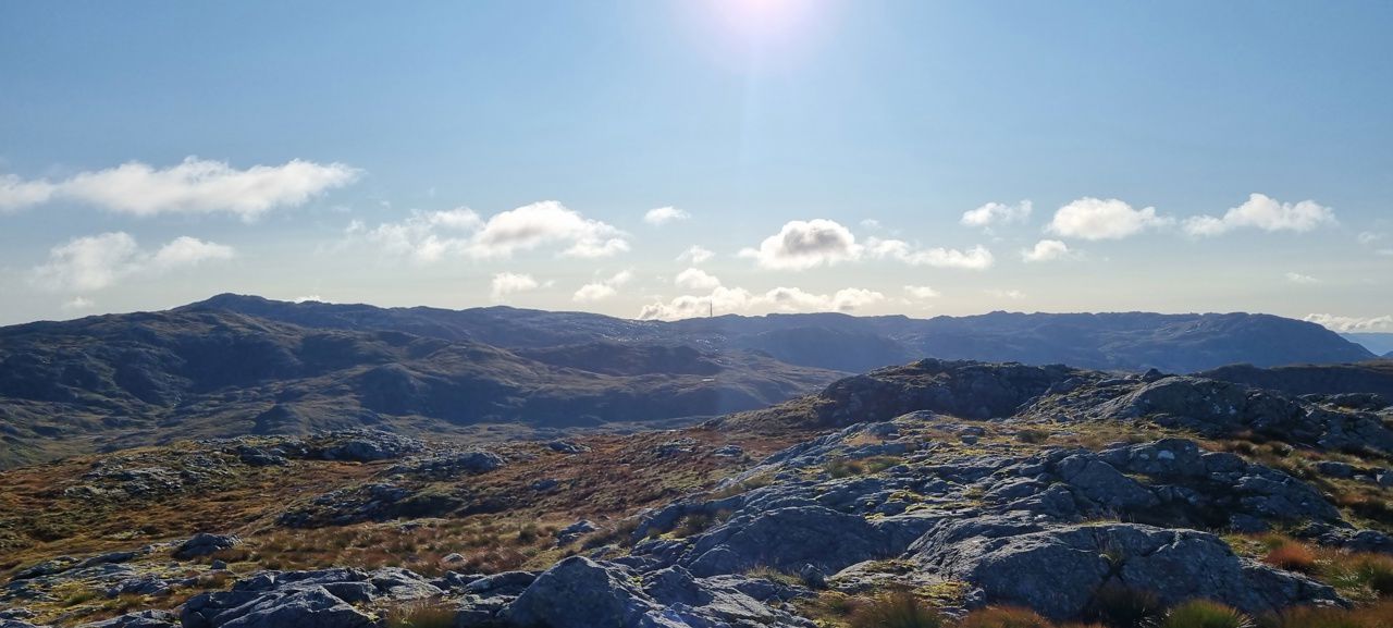 Utsikt frå Kindo mot aust, ein ser andre fjell i horisonten