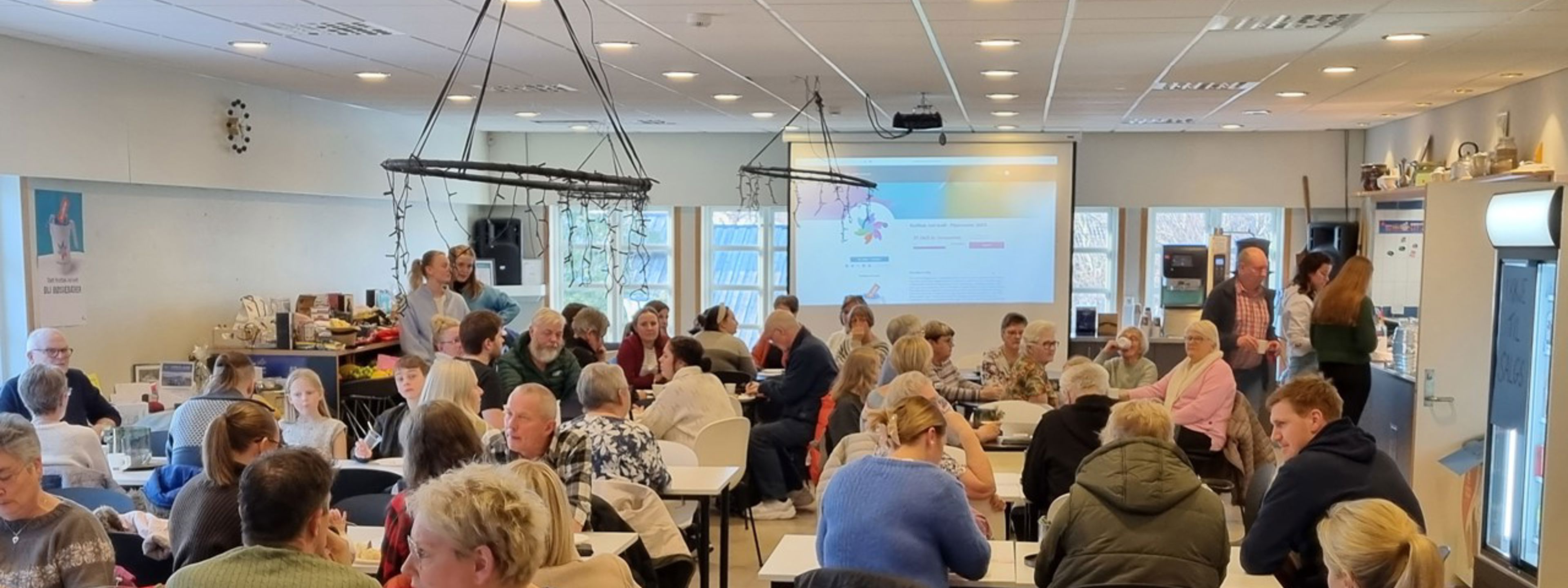 Masse mennesker på basar i skulen si kantine
