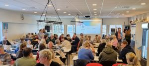Masse mennesker på basar i skulen si kantine