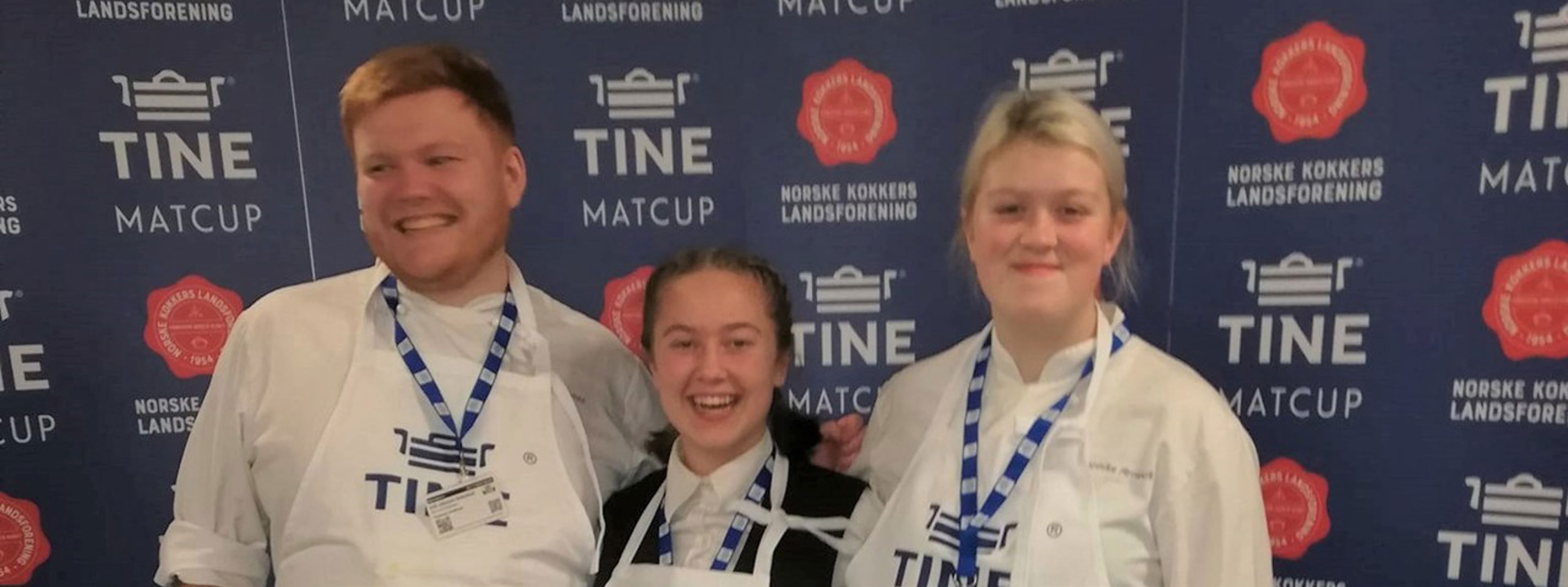 Dei tre elevane som vann semifinalen står attmed kvarandre