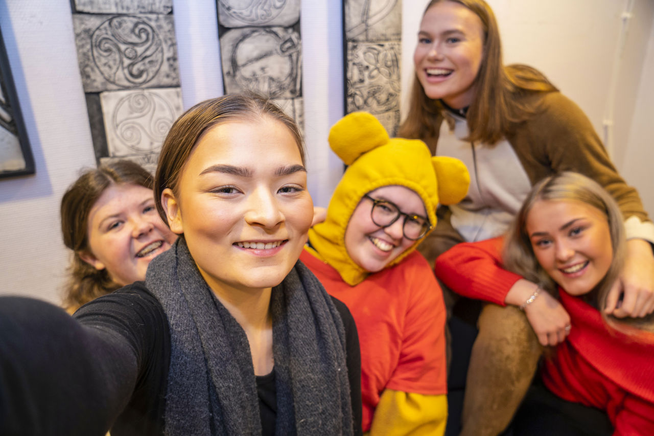 Elevar i teaterkostymer