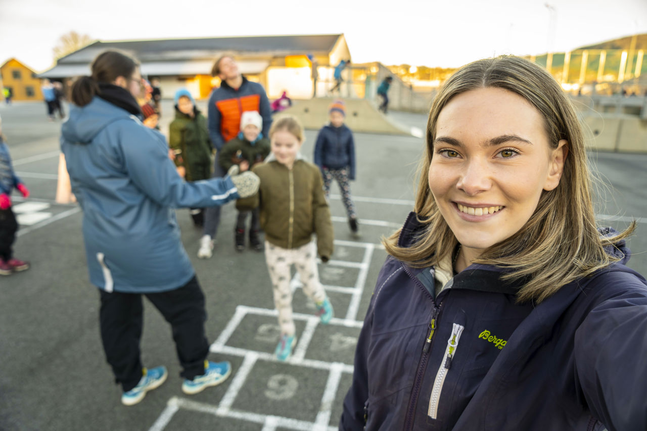 Elevar og barn hopper paradis