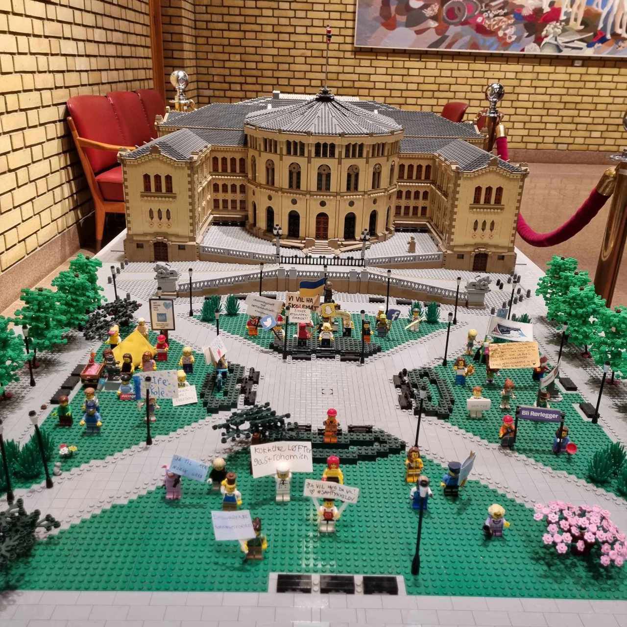 Ein modell av Stortinget laga av Lego