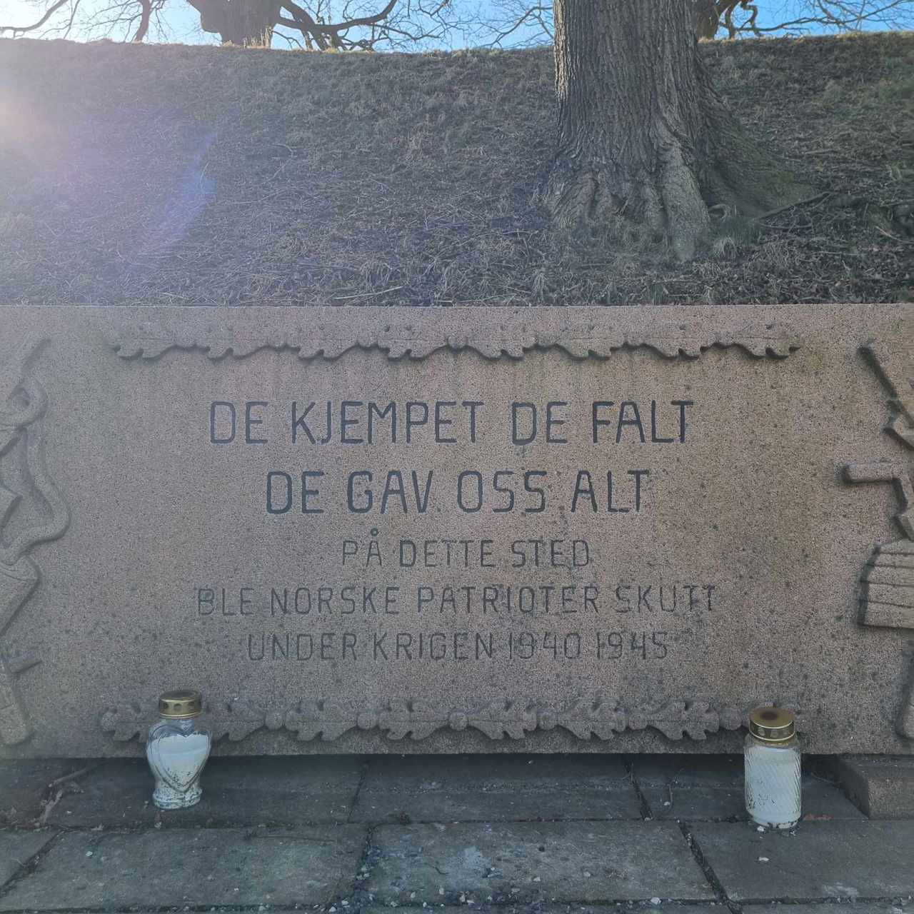 Eit monument etter andre verdskrig på Akershus festning. På monumentet står det "De kjempet, de falt, de gav oss alt. På dette sted ble norske patrioter skutt under krigen 1940-1945"