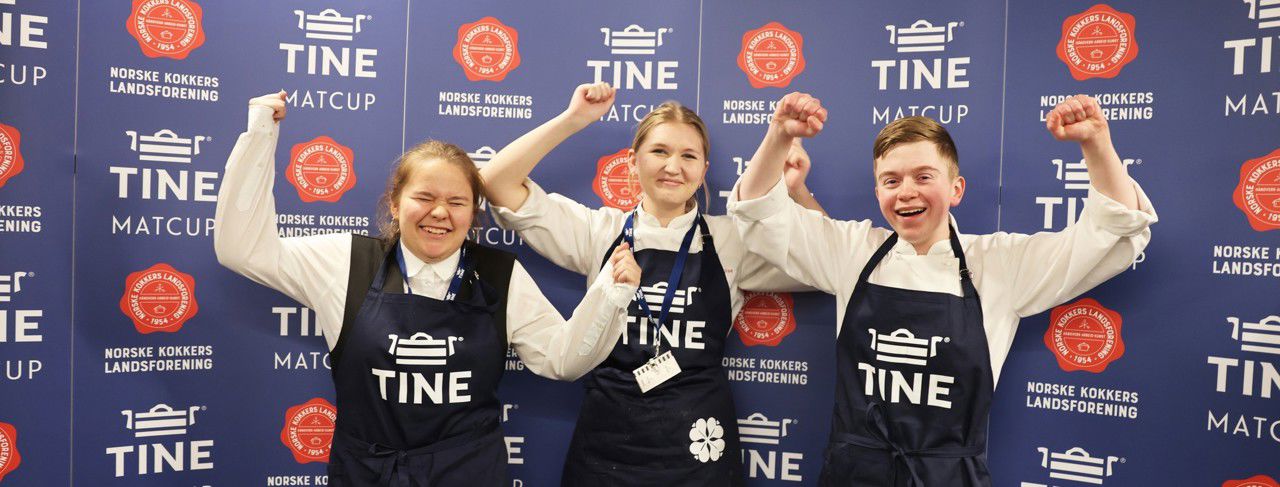 Tre kokkeelevar jublar for sigeren framfor eit banner frå Tine MatCup