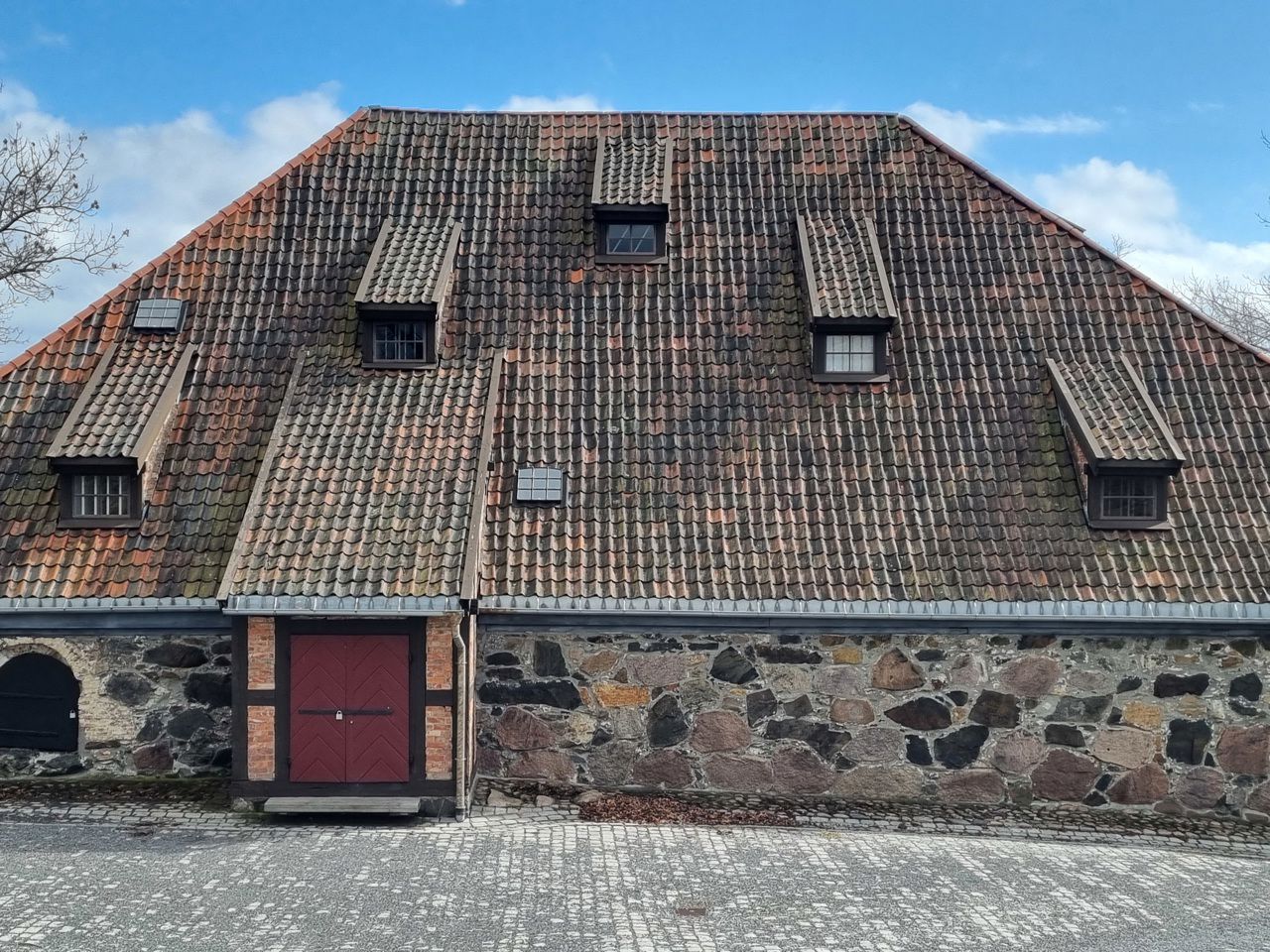 Foto av ein del av Akershus festning. Me ser taket og eine veggen, samt ei dør og nokre vindauge.
