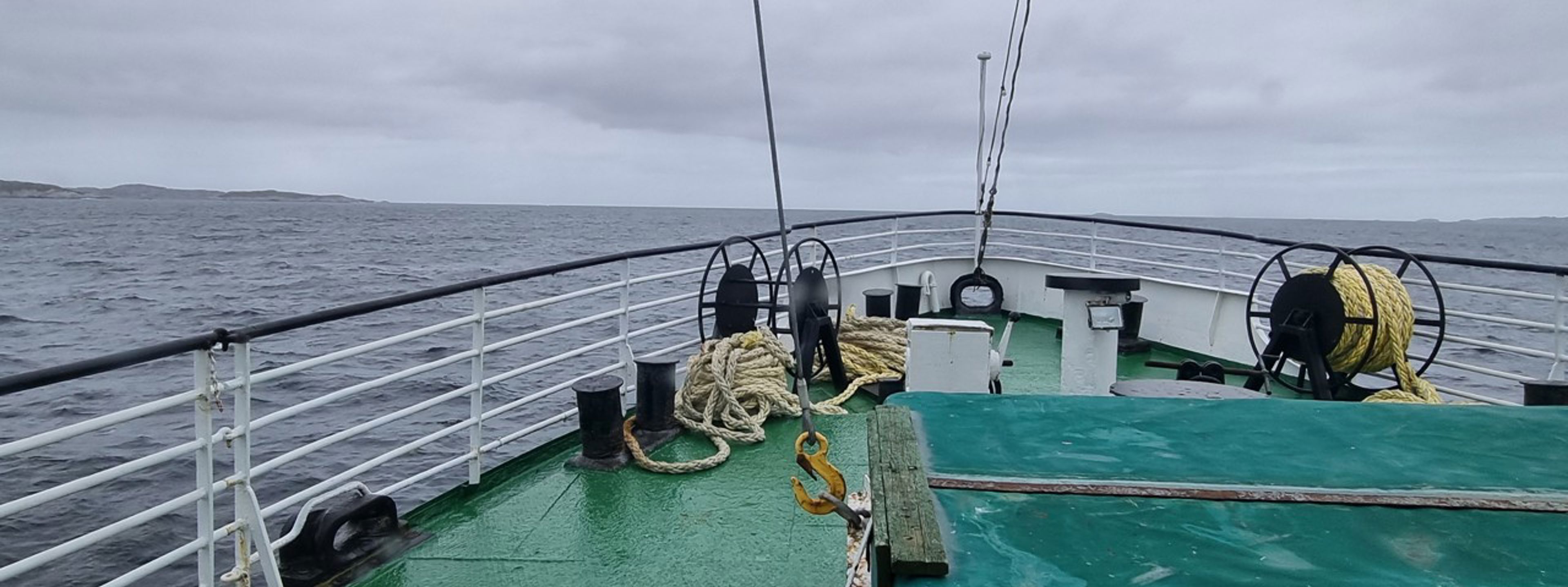 Fronten på eit skip, med horisonten mot vest.