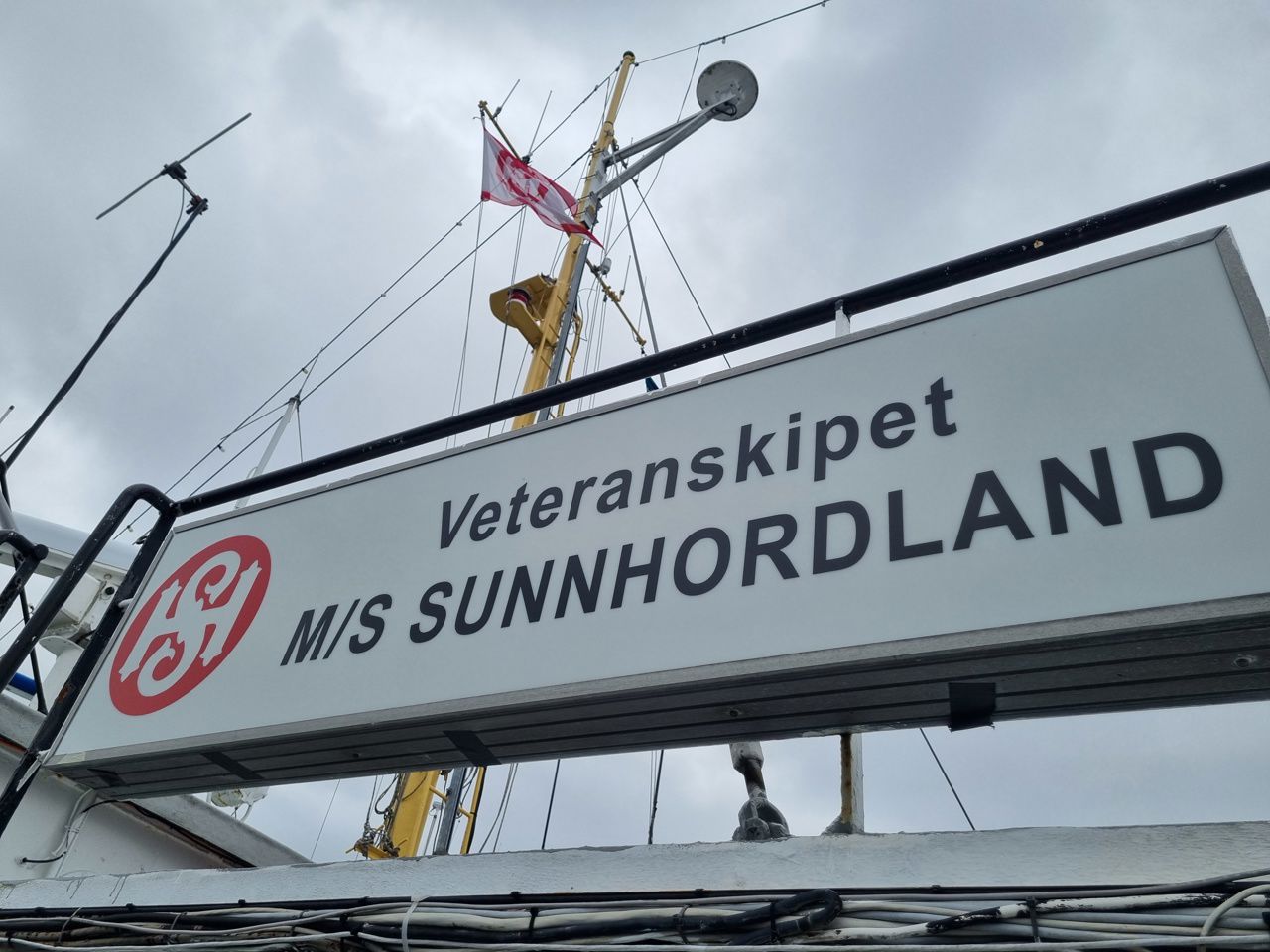 Bilete av eit skilt der det står "Veteranskipet M/S Sunnhordland"