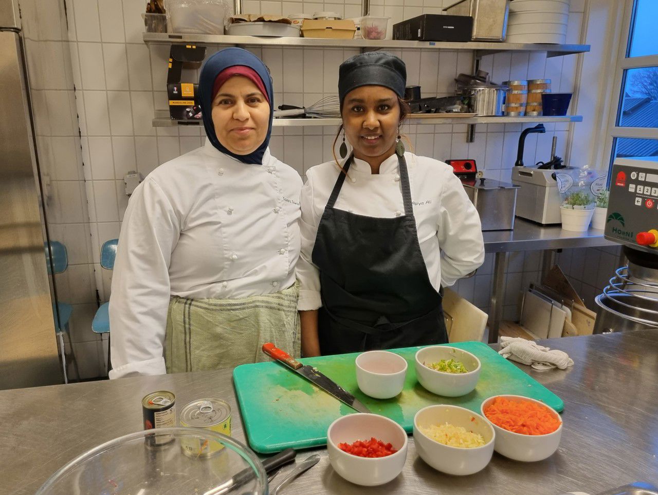 Elev som kuttar bacon, ein annan elev står i bakgrunnen