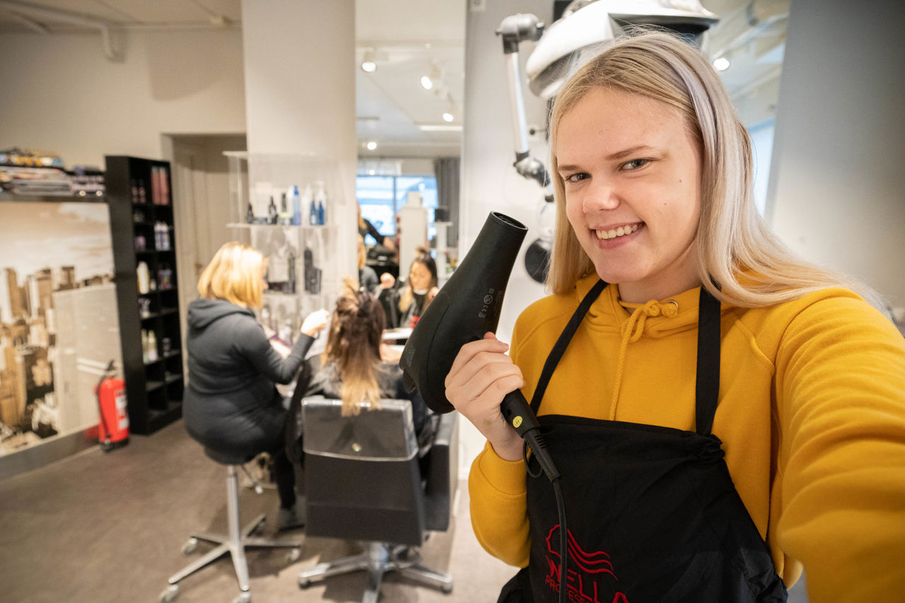 Frisør på jobb