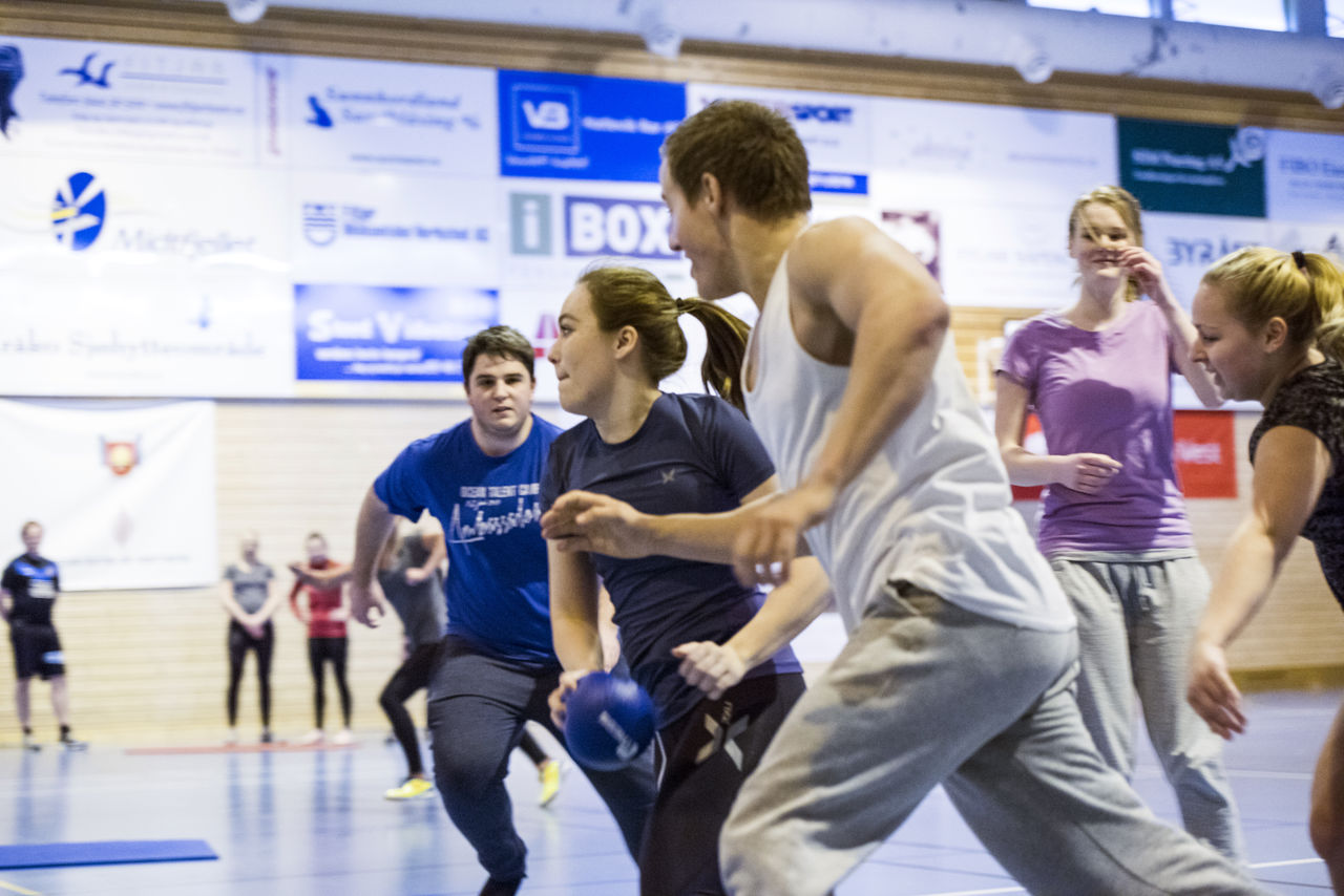 Elevar spelar handball i gymsalen