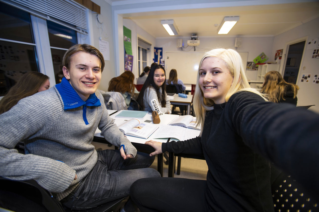 Elevar som snur seg mot kamera inne i klasserommet