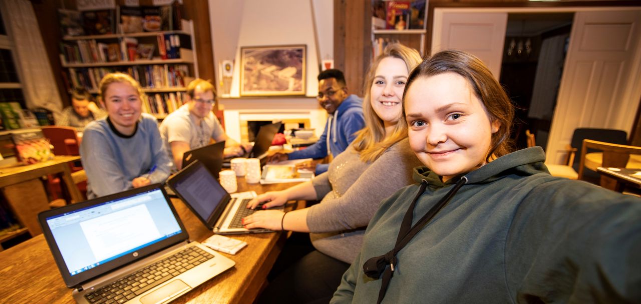 Elevar som arbeidar på PC i skulebiblioteket