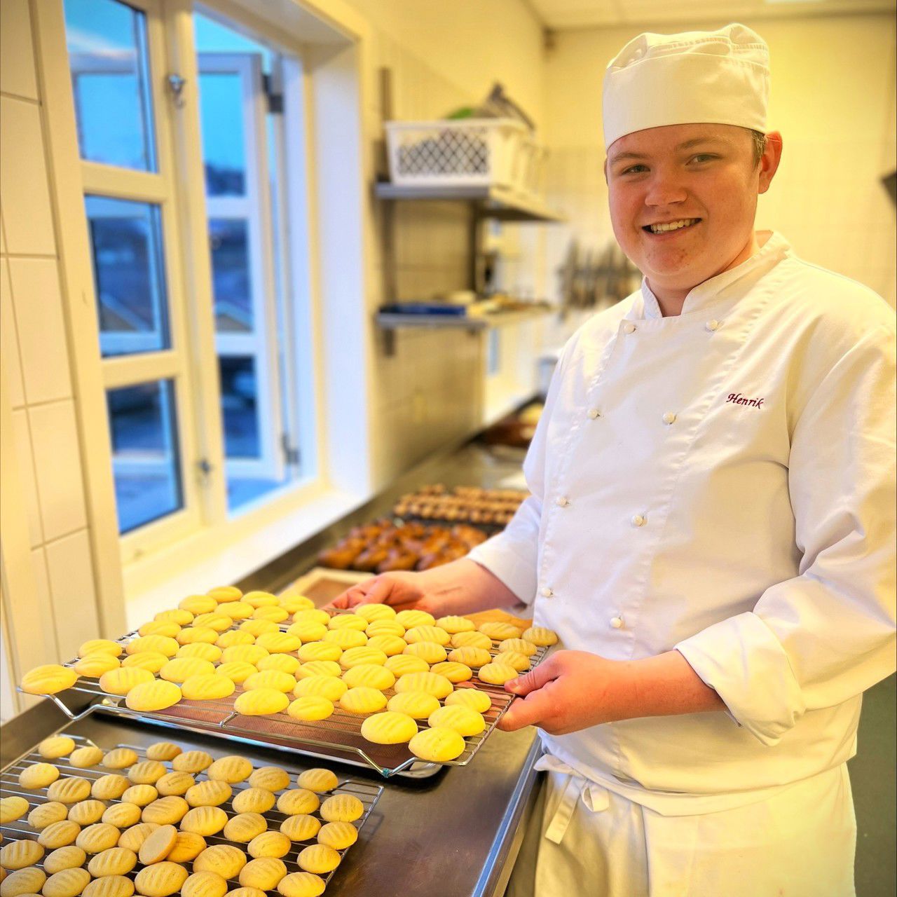 Elev som filiterer fisk