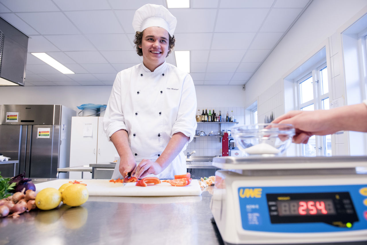 Elev som filiterer fisk