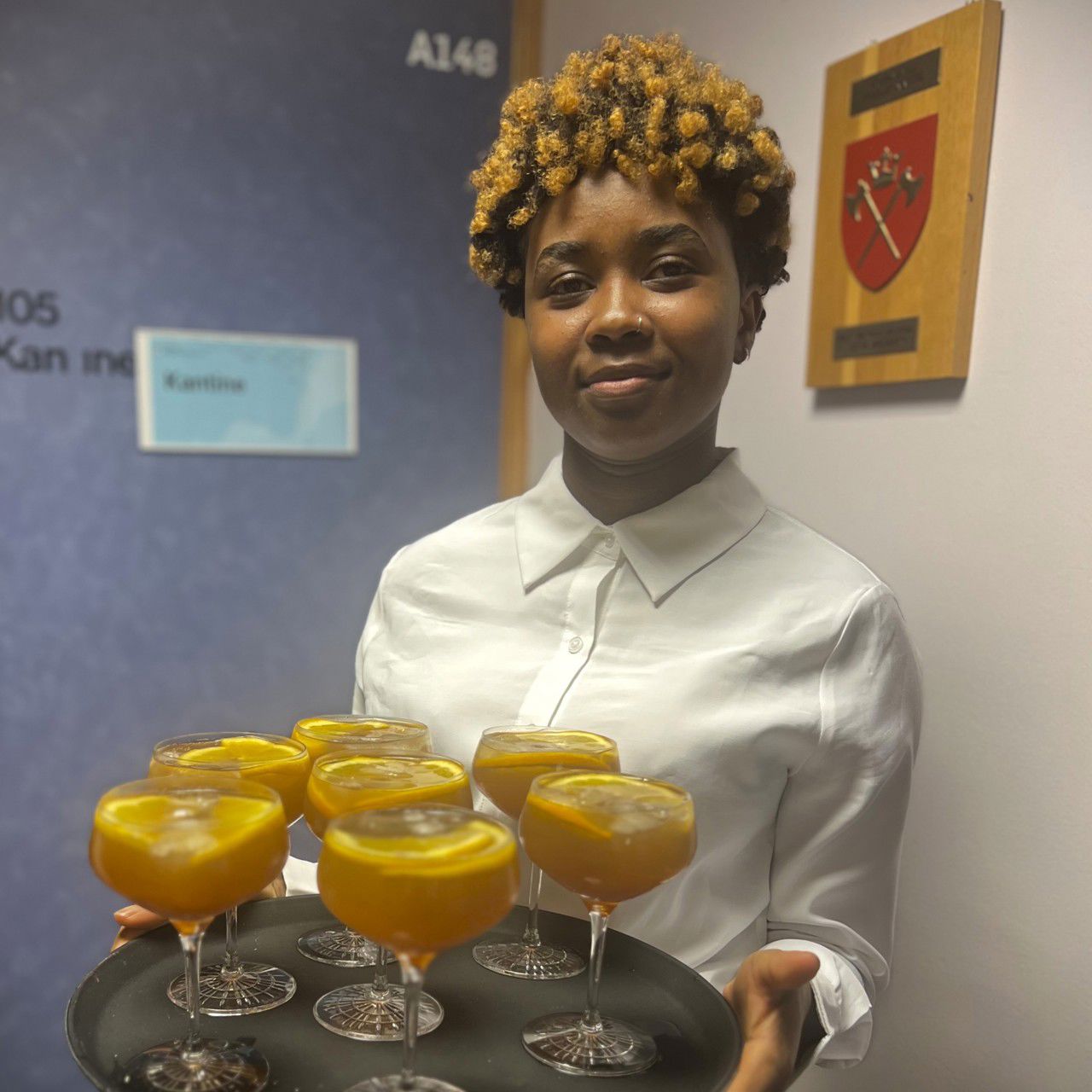 Elev som rører i ei gryte