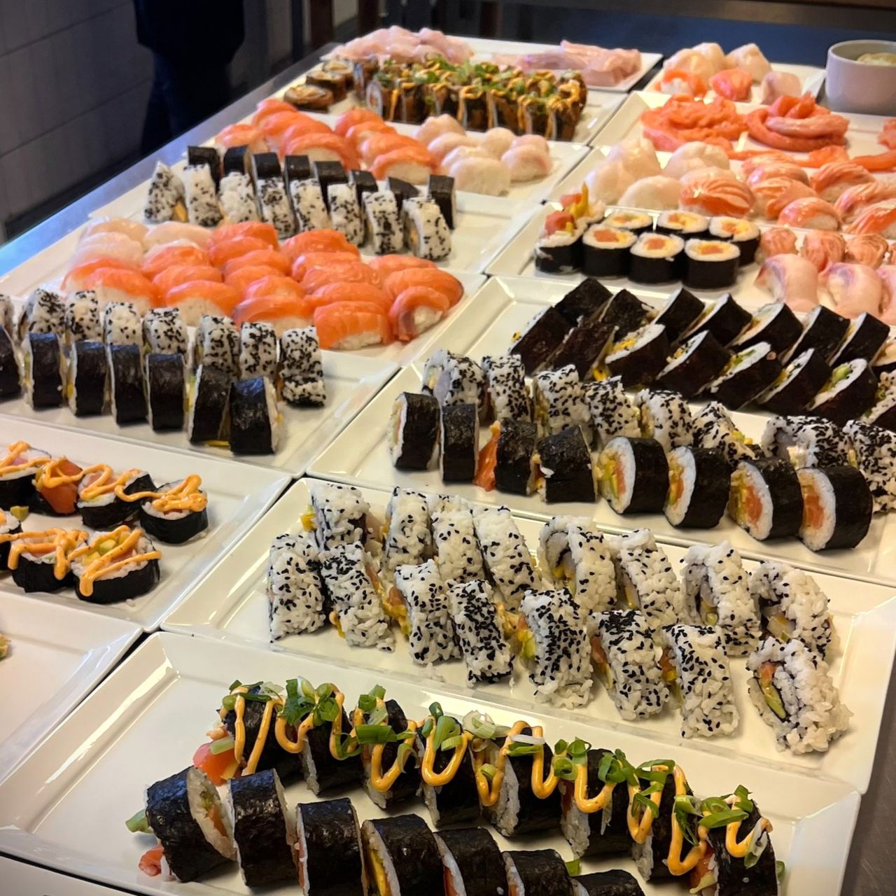 Elev som arbeidar med ein deig i ei bolle