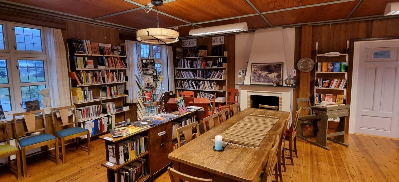 Bibliotekrommet med arbeidsbord og bøker