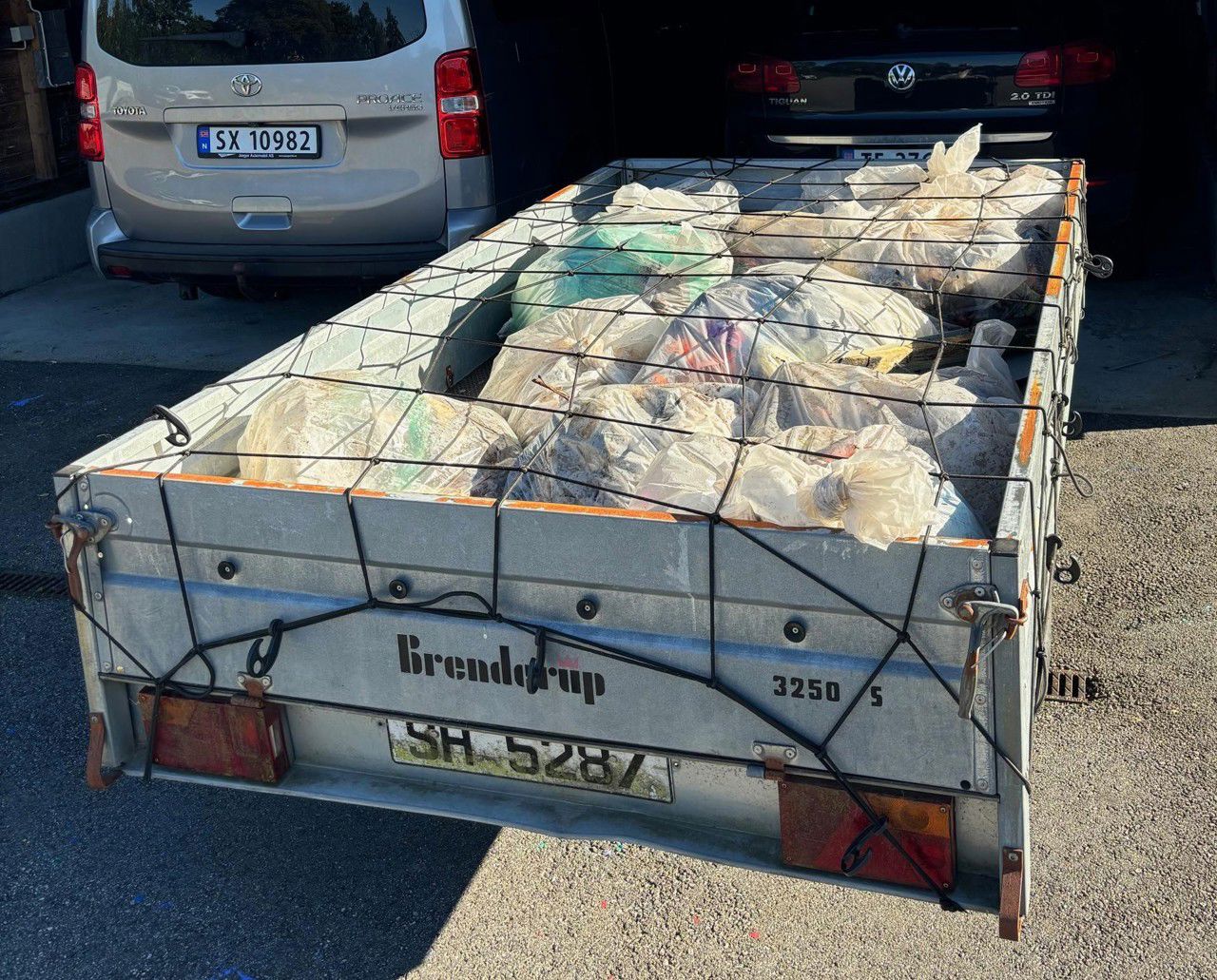 Ein bilhenger full av søppelsekkar