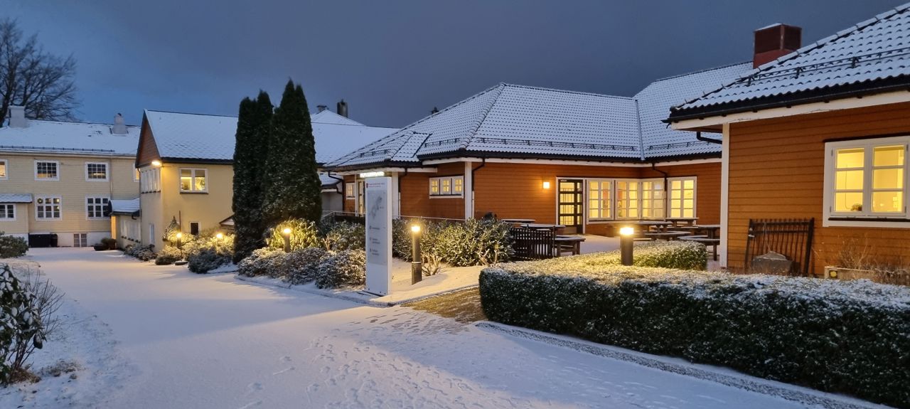 Skulen ein vintermorgon med snø, blåtime