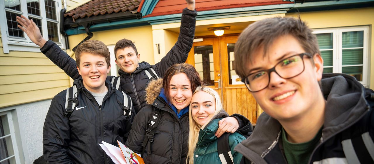Elevar som står framfor inngangen