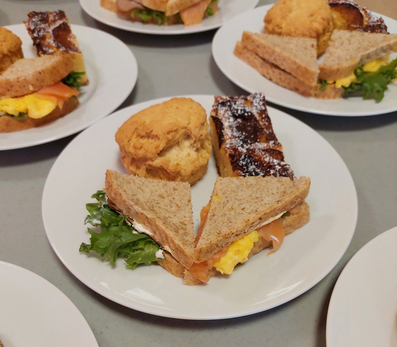 Bilete av maten som elevane serverte, smørbrød, scones og eplekake