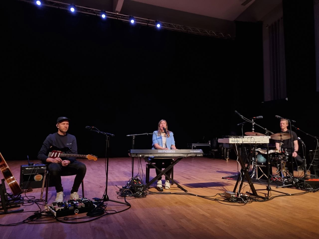 Ein jazz-trio på scenen i Fitjar kulturhus