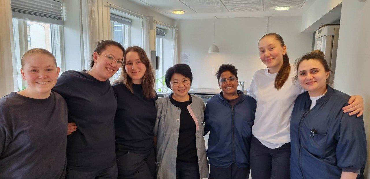 To elevar står saman med fem kollegaer på pleiesenteret