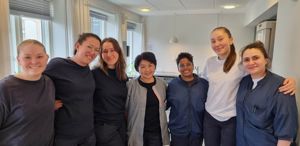 To elevar står saman med fem kollegaer på pleiesenteret